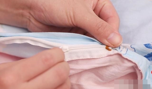 Dây kéo trên vỏ chăn bị hỏng, đừng tốn tiền thay mới, chỉ với một mẹo đơn giản này là có thể sửa dễ dàng-17