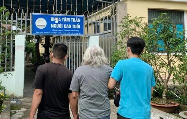 Tin mới về cụ ông cưỡi xe máy, cầm dao dọa chém người gây náo loạn đường phố-2