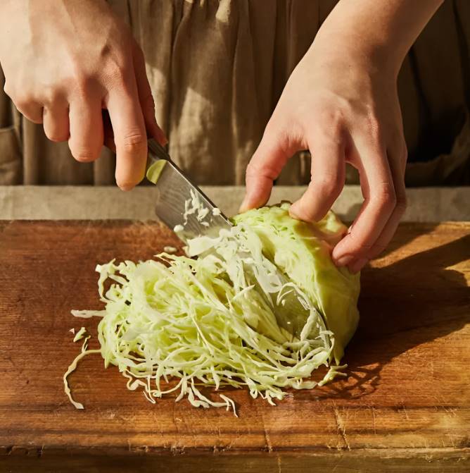 Bắp cải xào hay nấu quá quen rồi, thử mang ra làm bánh đảm bảo ai cũng tấm tắc khen ngon!-2