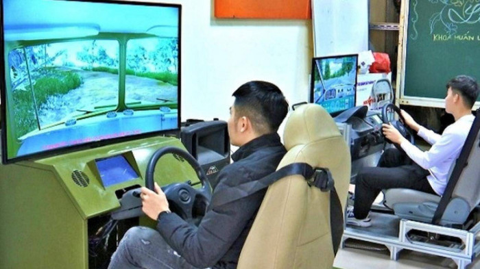 Người học lái xe ô tô phải leo núi, đi vào đường cao tốc trên cabin ảo-1