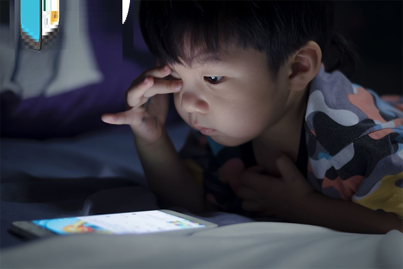 7 dấu hiệu trẻ đang xem điện thoại quá nhiều: Nháy mắt, lệch vai, số 3 mới là nặng nhất-1