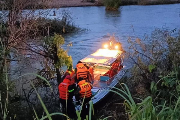 Tạm giữ 7 người bán hàng rong đánh gục 2 thanh niên ở phố đi bộ Nguyễn Huệ-3