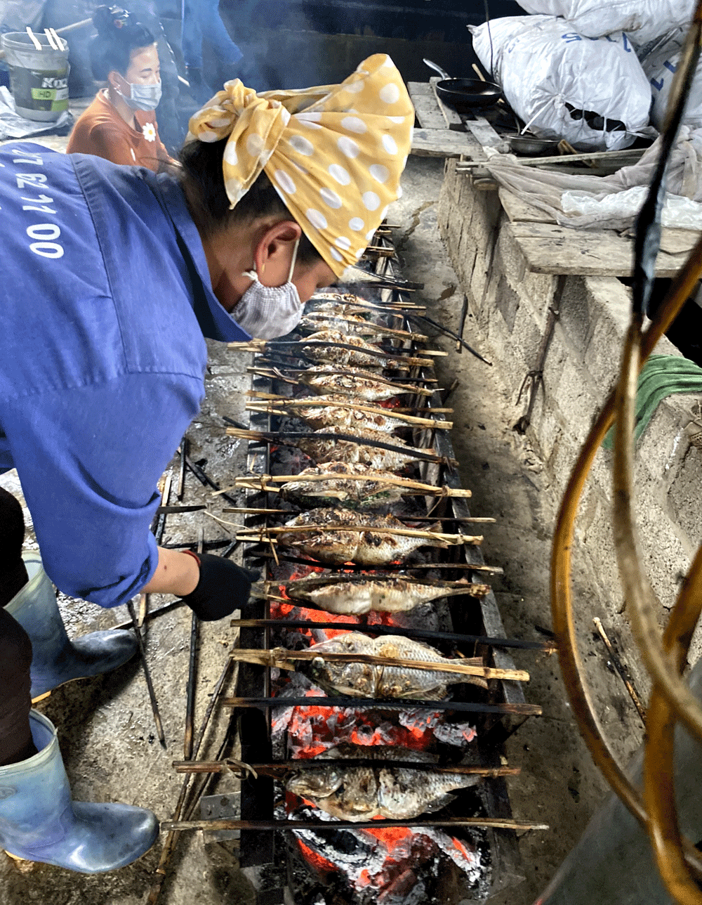 Dân Hà thành khoái món ăn Tây Bắc, chị gái vùng cao bán 15.000 con cá nướng/năm-3