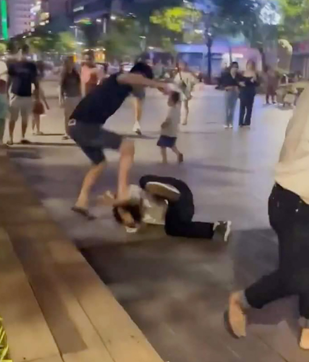 Tạm giữ 7 người bán hàng rong đánh gục 2 thanh niên ở phố đi bộ Nguyễn Huệ-2