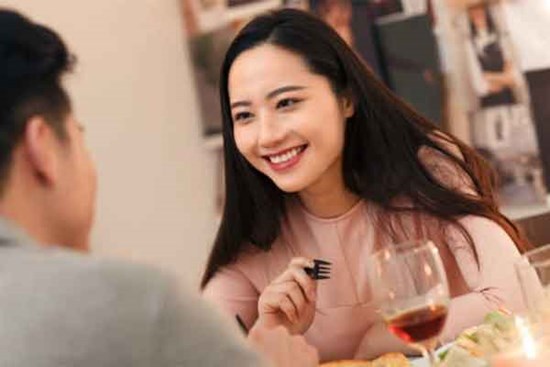 Đến nhà vợ cũ mừng sinh nhật con gái, đĩa cá trên bàn ăn khiến tôi đầy hối hận