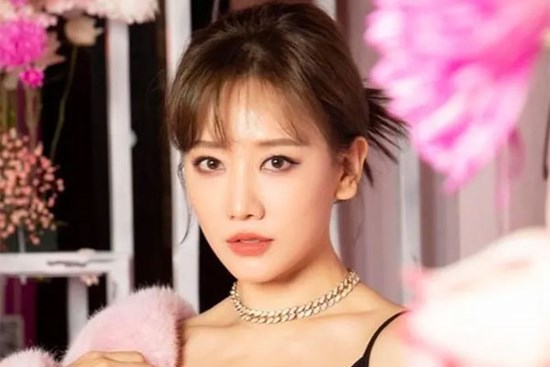 Không xuất hiện trong buổi ra mắt MV của Hari Won, Trấn Thành gửi clip chúc mừng vợ
