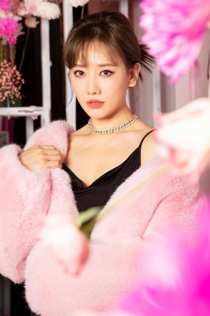 Không xuất hiện trong buổi ra mắt MV của Hari Won, Trấn Thành gửi clip chúc mừng vợ-1