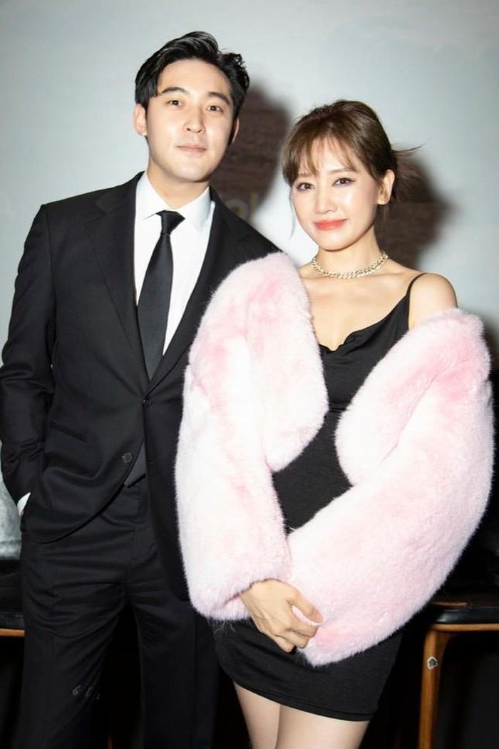 Không xuất hiện trong buổi ra mắt MV của Hari Won, Trấn Thành gửi clip chúc mừng vợ-2