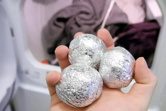 Vo viên giấy bạc rồi bỏ vào máy giặt: Quần áo giặt xong có sự khác biệt lớn, ai cũng muốn học theo