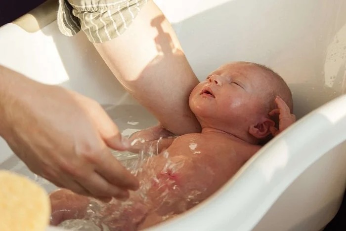9 thời điểm cha mẹ không nên tắm cho trẻ kẻo hậu quả khó lường-1