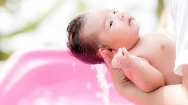 9 thời điểm cha mẹ không nên tắm cho trẻ kẻo hậu quả khó lường-3