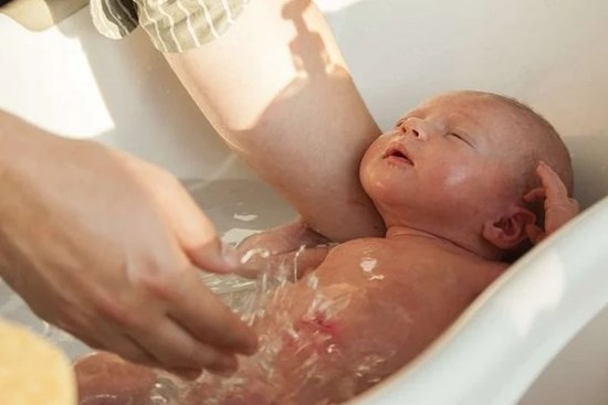9 thời điểm cha mẹ không nên tắm cho trẻ kẻo hậu quả khó lường