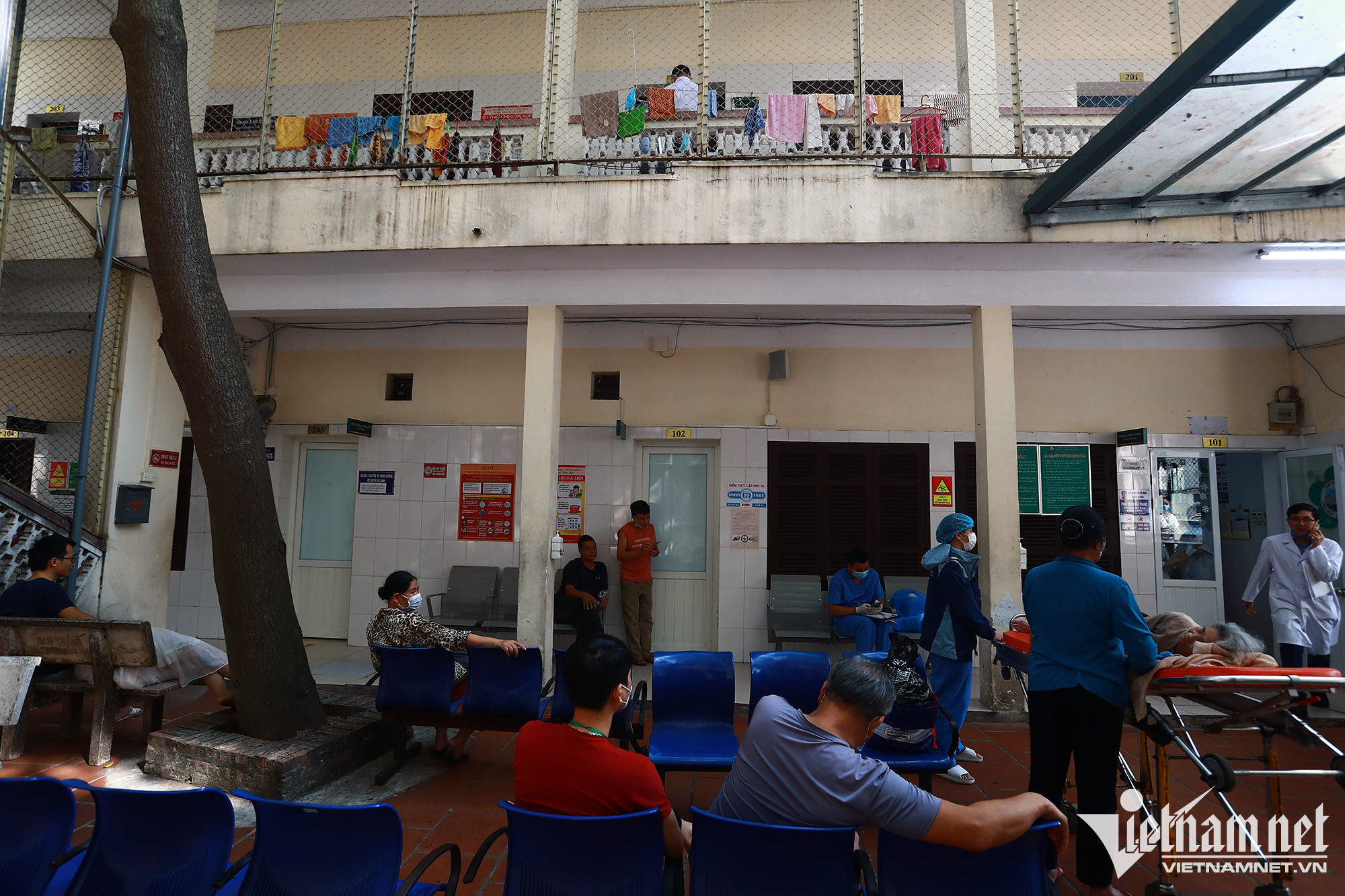 Cảnh xuống cấp, quá tải ở Bệnh viện Bạch Mai-1