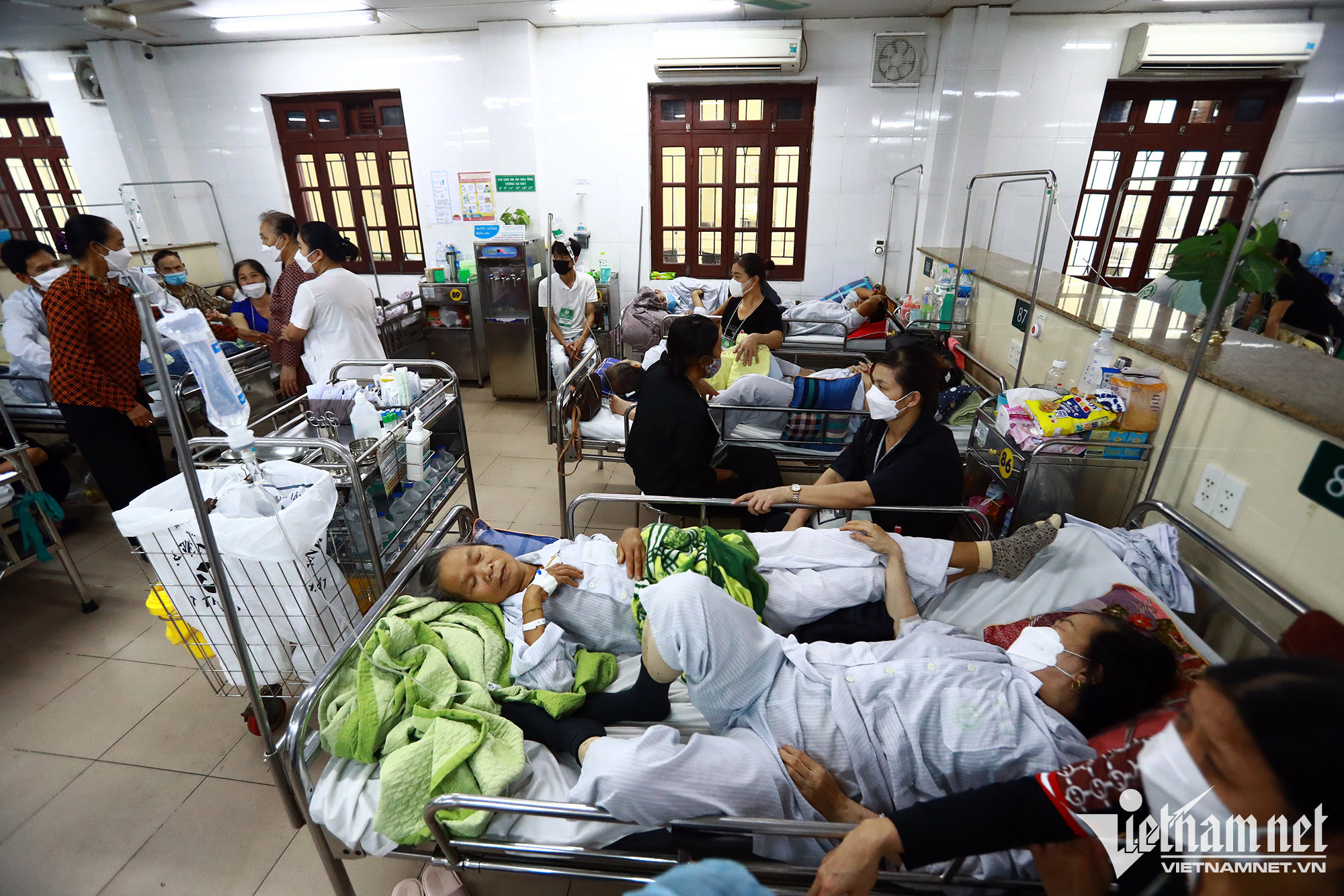 Cảnh xuống cấp, quá tải ở Bệnh viện Bạch Mai-7