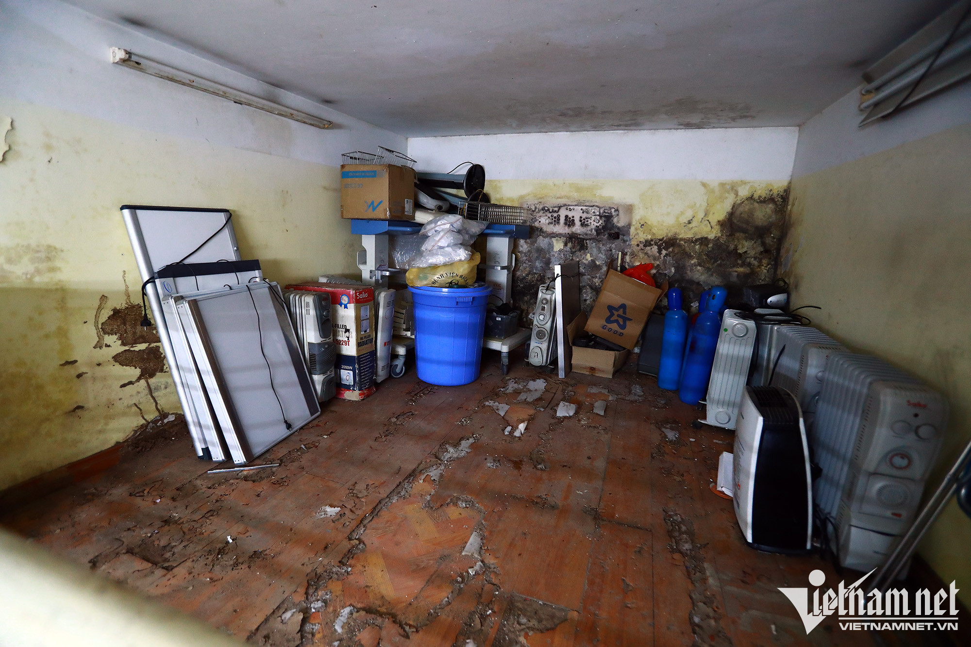 Cảnh xuống cấp, quá tải ở Bệnh viện Bạch Mai-8