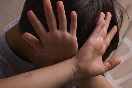 Bé gái 17 tháng tuổi tử vong nghi do bị người giữ trẻ bạo hành