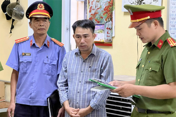 CLIP: Người đàn ông đạp vào đầu phụ nữ giữa đường đông người, gây phẫn nộ-2