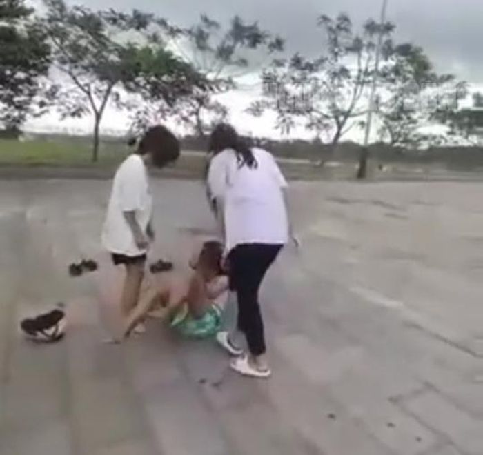 Nữ sinh lớp 6 bị đàn chị vây đánh ở Quảng Trị-1