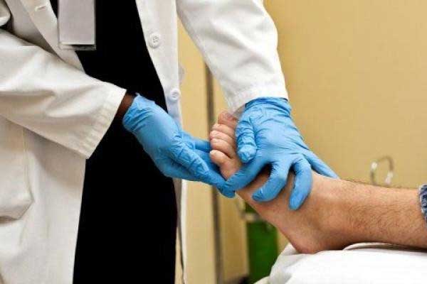 Kinh hoàng nữ y tá tháo bàn chân bệnh nhân để trưng bày tại cửa hàng riêng-1