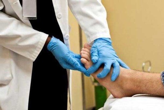 Kinh hoàng nữ y tá 'tháo' bàn chân bệnh nhân để trưng bày tại cửa hàng riêng