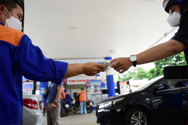 Giá xăng tăng lần thứ 4 liên tiếp-1