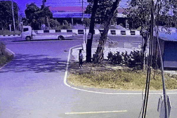 Đứng bên đường lướt điện thoại, người phụ nữ hoảng hồn bỏ chạy khi chiếc xe bán tải gặp nạn lao đến