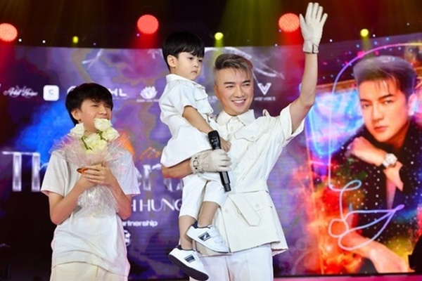 Vợ cũ Đàm Vĩnh Hưng hội ngộ nam ca sĩ và bé Polo tại Mỹ, vẫn tinh tế làm điều này-7