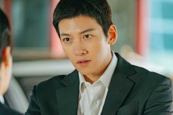 Đi làm về thấy vợ tự tay giặt chăn ga ngoài sân, tôi mời bố mẹ về quê gấp-1