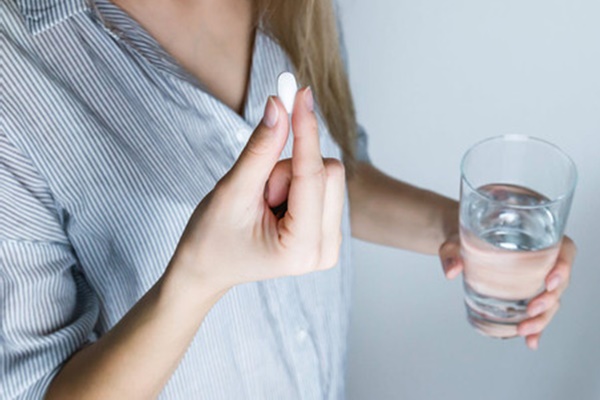 Bé gái 4 tuổi bị thanh sắt dài 20 cm đâm xuyên, mắc kẹt trong khoang miệng-2