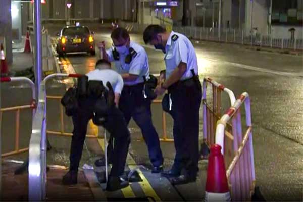 Người đàn ông cắm đầu xuống hố ga tử vong trong lúc cố nhặt chiếc ví bị rơi-1