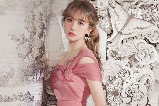 Hari Won vẫn bị liệt cơ mặt