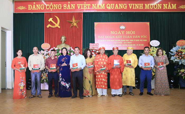 Phó Bí thư Thường trực Thành ủy Nguyễn Thị Tuyến chung vui Ngày hội Đại đoàn kết tại huyện Thanh Trì-1