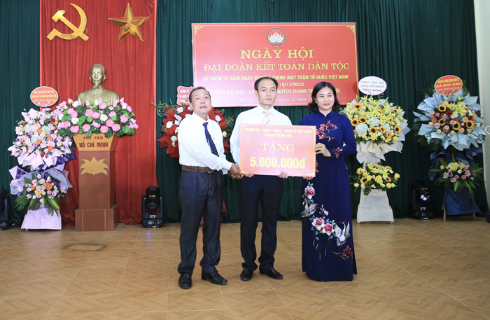 Phó Bí thư Thường trực Thành ủy Nguyễn Thị Tuyến chung vui Ngày hội Đại đoàn kết tại huyện Thanh Trì-2