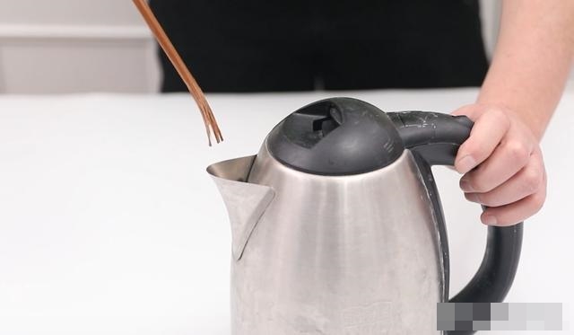 Đừng vứt đũa cũ đi, chỉ cần sửa sang lại và đặt trong phòng bếp&nbsp;là tiết kiệm hàng triệu một năm, siêu dễ sử dụng-11