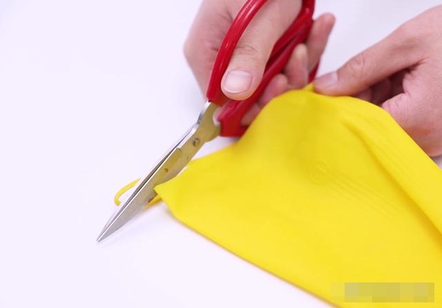 Thả găng tay cao su xuống cống tưởng bẩn nhưng lại giải quyết được những rắc rối của mọi gia đình-2