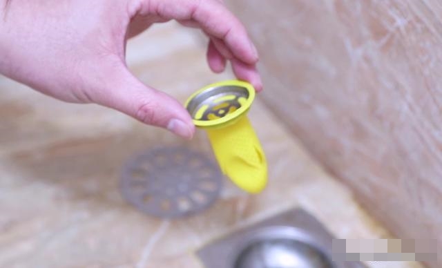 Thả găng tay cao su xuống cống tưởng bẩn nhưng lại giải quyết được những rắc rối của mọi gia đình-5