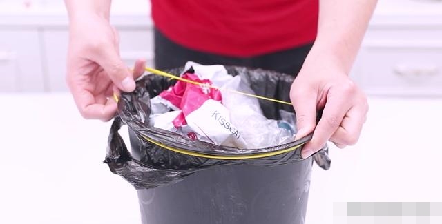 Thả găng tay cao su xuống cống tưởng bẩn nhưng lại giải quyết được những rắc rối của mọi gia đình-16