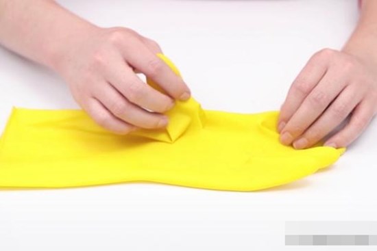 Thả găng tay cao su xuống cống tưởng bẩn nhưng lại giải quyết được những rắc rối của mọi gia đình