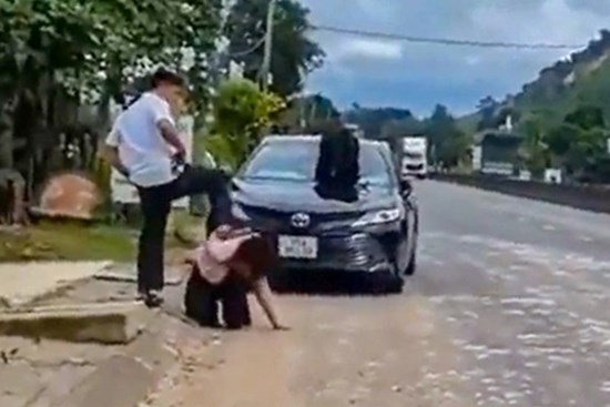 Xác định người đạp liên tiếp vào đầu phụ nữ giữa đường