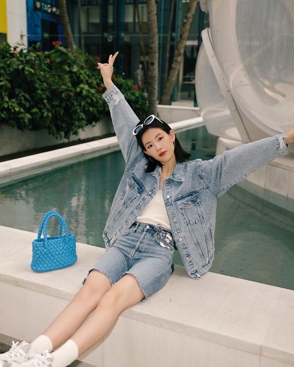 10 cách mặc áo khoác denim cho chị em ngoài 30 tuổi-10