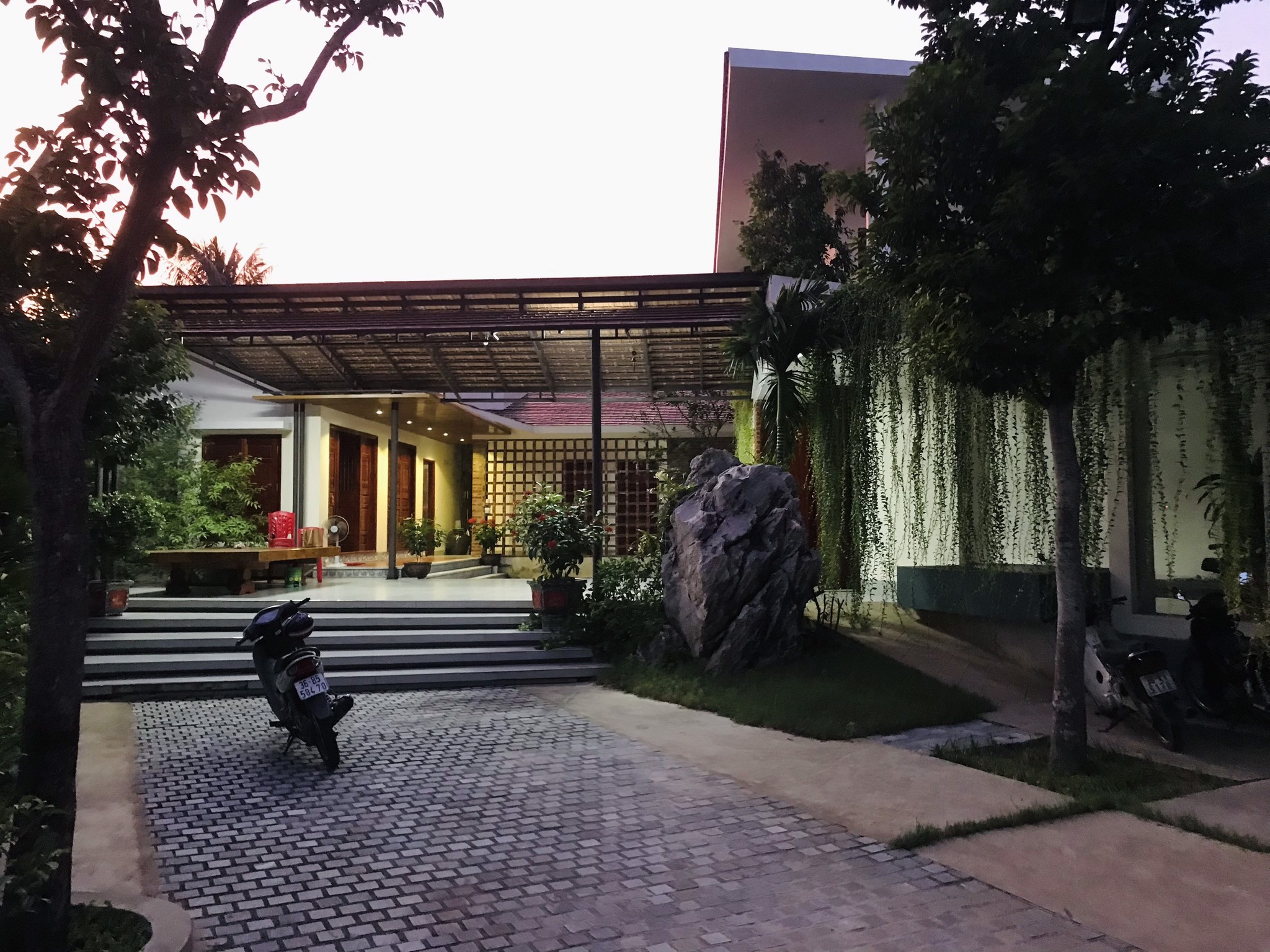 Căn nhà vườn con trai tặng bố mẹ, xanh mướt màu thiên nhiên, đẹp và bình yên đến nao lòng-1