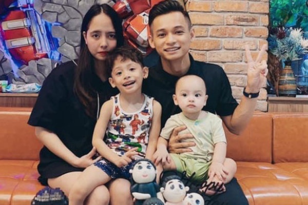 Vợ chồng Độ Mixi dạy con xin lỗi đồ vật khi va chạm khiến mọi người bất ngờ-3