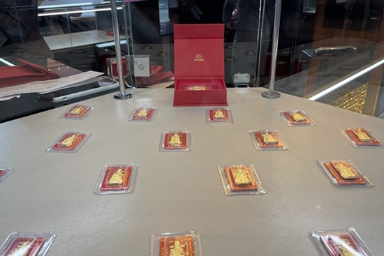 Giá vàng hôm nay 13/11: USD giảm, vàng 'phi mã'