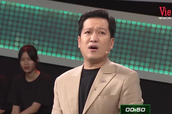 Câu đố Tiếng Việt: Đang đứng gặm cỏ, bỗng bị bứt đuôi, trời đất tối thui, chẳng nhìn ra nữa, là con gì?-2