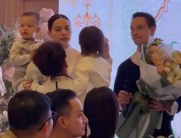 Lisa - Leon đại náo sinh nhật ba Kim, nhóc ú còn đốn tim fans vì màn đưa võng cho chị gái-5