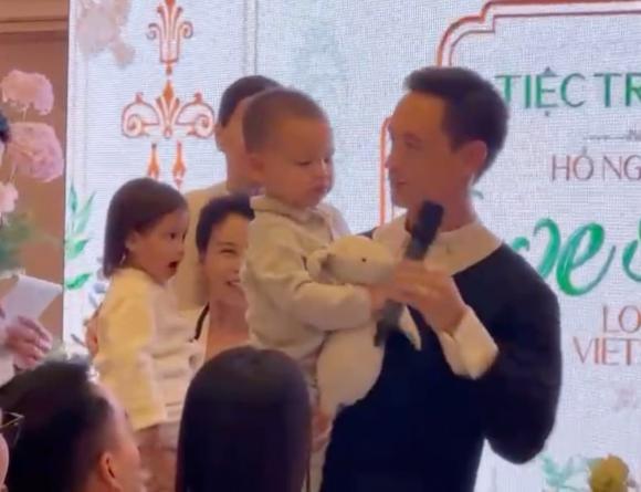 Lisa - Leon đại náo sinh nhật ba Kim, nhóc ú còn đốn tim fans vì màn đưa võng cho chị gái-6