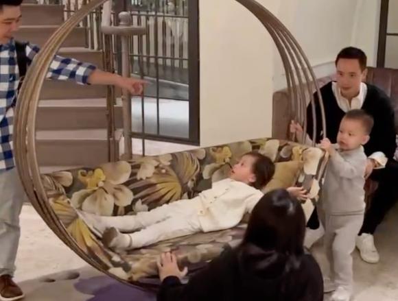 Lisa - Leon đại náo sinh nhật ba Kim, nhóc ú còn đốn tim fans vì màn đưa võng cho chị gái-9