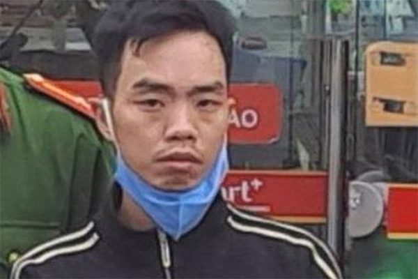 Xe máy gãy đôi sau khi tông biến dạng đuôi ô tô, 2 học sinh trọng thương-3