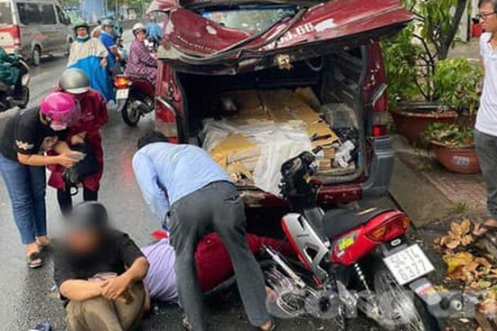 Xe máy gãy đôi sau khi tông biến dạng đuôi ô tô, 2 học sinh trọng thương