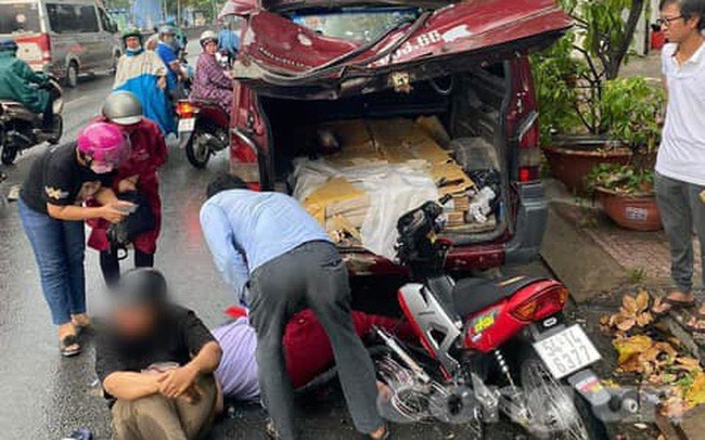 Xe máy gãy đôi sau khi tông biến dạng đuôi ô tô, 2 học sinh trọng thương-1